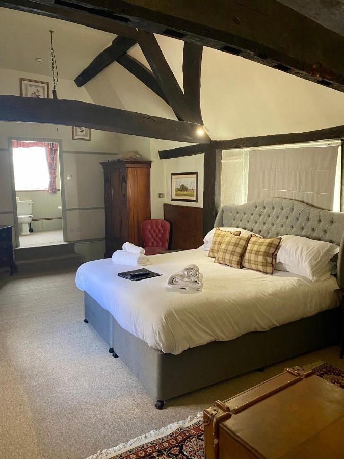 The Golden Pheasant Hotel Burford Esterno foto