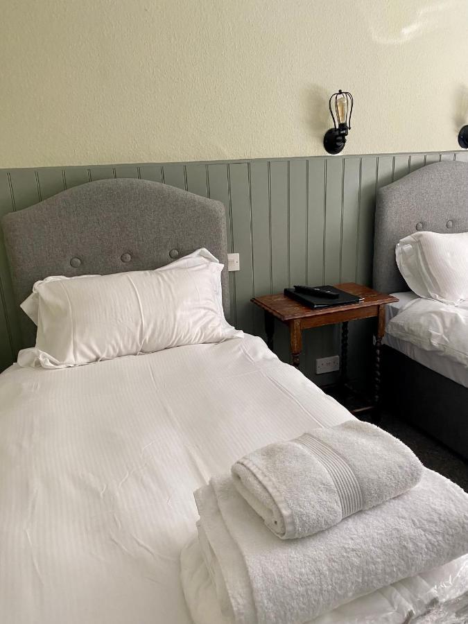 The Golden Pheasant Hotel Burford Esterno foto