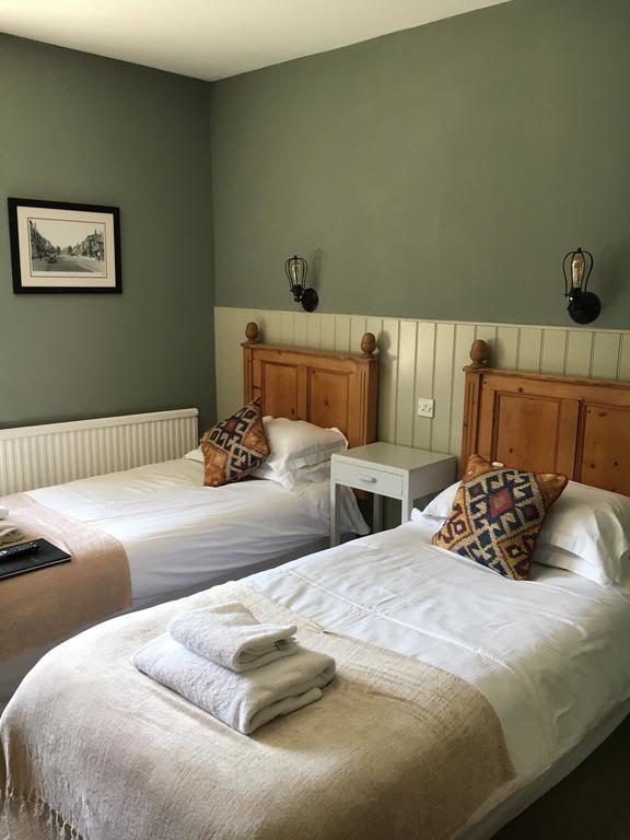 The Golden Pheasant Hotel Burford Esterno foto